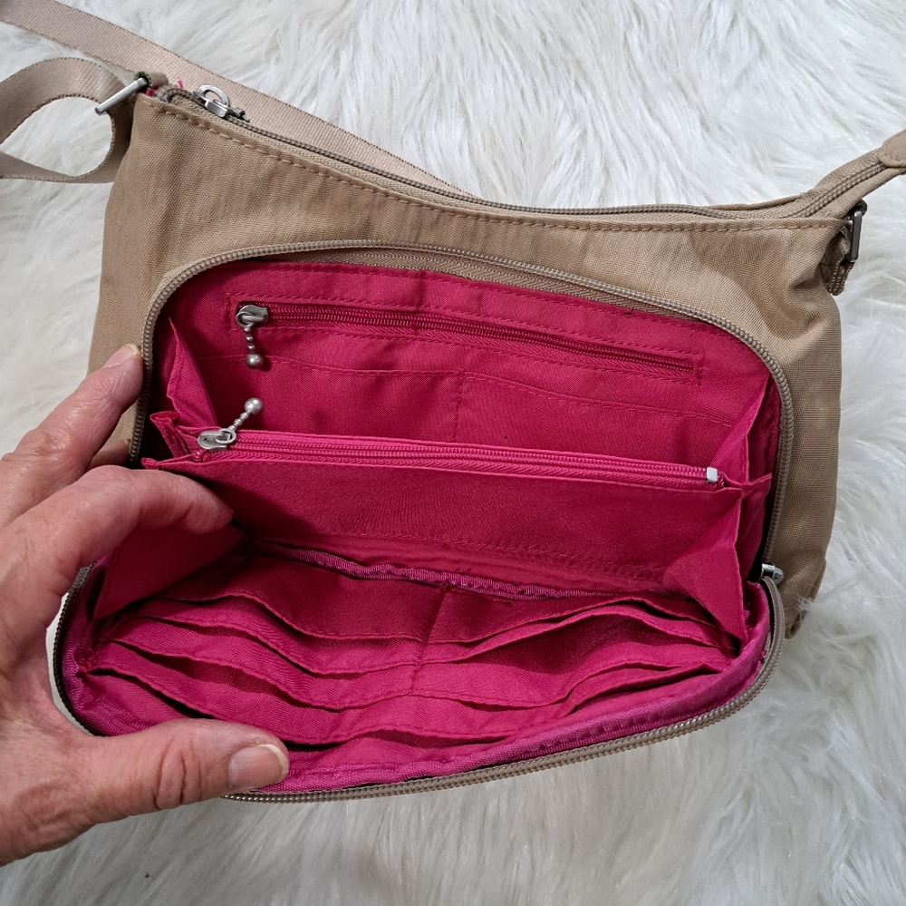 SALE. Sm Baggallini w/pink builtin wallet - Picture 11 of 15